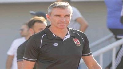 لجنة الكرة بالأهلي تطالب «كارتيرون» بحسم مصير «الجناح الطائر»