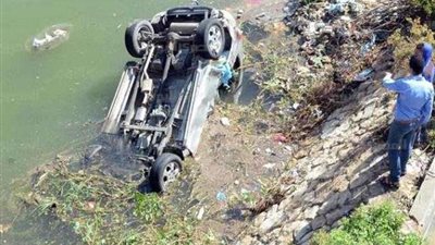 انقلاب سيارة زفة بمصرف على طريق ”بني سويف - المنيا” الزراعي