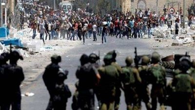 قوات الإحتلال تعتقل 5 فلسطنيين من أمام المسجد الأقصى