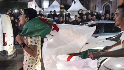 الجزائريون يخرجون للشوارع إحتفالًا بعدول بوتفليقة عن ولايته الخامسة