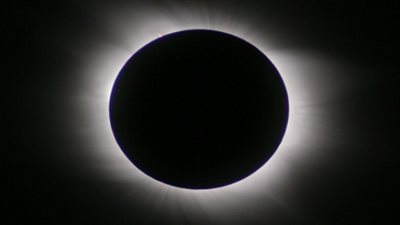 البحوث الفلكية: تكشف حقيقة إصابة العين بالعمى من خسوف القمر