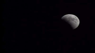 بالصور..لقطات من الخسوف الجزئي للقمر