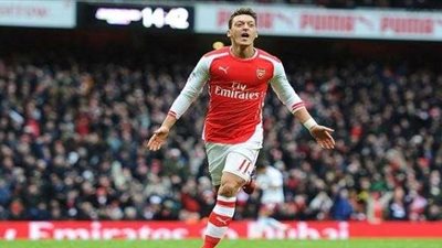 انتهاء الشوط الأول بتقدم أرسنال على باريس سان جيرمان بهدف «أوزيل»