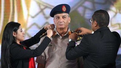 «الشعب هو الحربة والجيش هو رأسها».. خبراء يكشفون تقليد المدنيين للشارة العسكرين