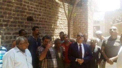 صرف 10 آلاف جنيه لأسرة متضررة من انهيار عقار بسوهاج