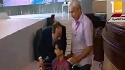 السيسي يقبل رأس شاب من المتميزين تعليميًا في ختام «اسأل الرئيس»