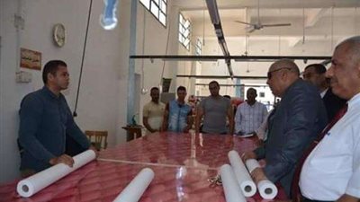 محافظ الوادي الجديد يعاين أعمال تجهيز الزي المدرسي