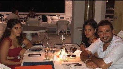 شاهد.. عمرو دياب يتناول العشاء برفقة نجلتيه