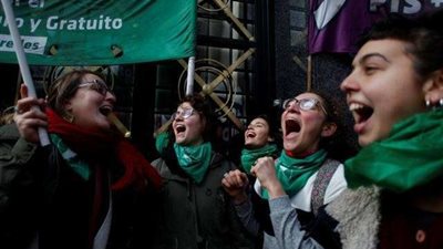 انتفاضة نسائية بالأرجنتين للمطالبة بحق الإجهاض.. (صور)