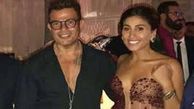 «لعنة دينا الشربيني».. عمرو دياب «مراهق» فى الخمسين