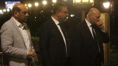 عمرو الليثى يتلقي عزاء الراحل سمير التونى (صور)