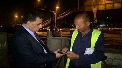 رئيس هيئة السكك الحديدية يصرف مكافأة لـ«خفير» مزلقان