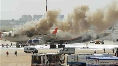 احتراق طائرة هندية أثناء هبوطها بمطار الملك خالد بالسعودية.. (فيديو)