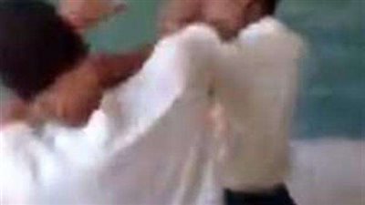 لحظة إغماء طالبة أثناء تشاجرها داخل الفصل.. (فيديو)