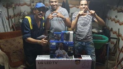 ”آل شيخ” يهدي طفلا 5 سنوات ”بلاي ستيشن” ليشجع بيراميدز (صور)