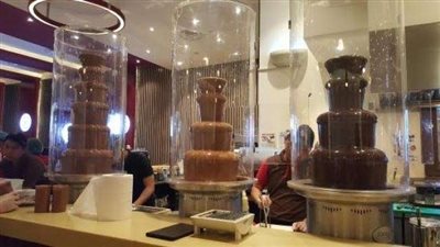 شرطي ينقذ حياة رضيعة انحشر الطعام في حلقها.. (فيديو)