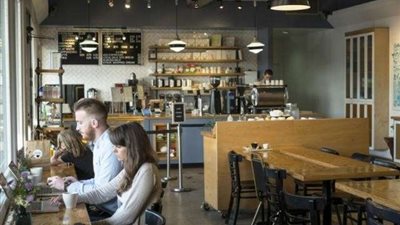 لص يسرق حافظة نقود امرأة داخل مطعم بطريقة ماكرة.. (فيديو)