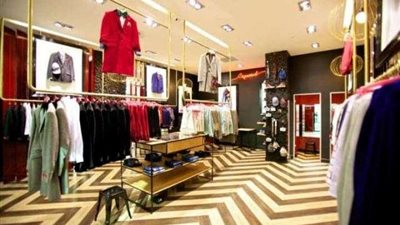 شاب يطعن بائعة بـ”سكين” داخل محل ملابس.. (فيديو)