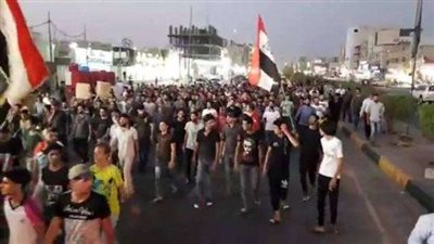 بالصور.. مظاهرات عنيفة أمام مجلس محافظة البصرة