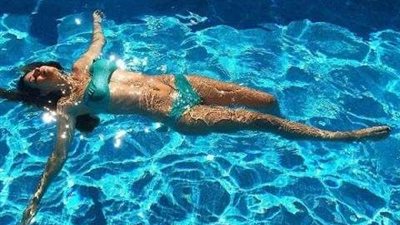 ملكة جمال الأرض صديقة ”أجوستو” تستمع بعطلتها الصيفية.. (صور)