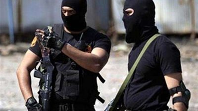 القبض على 3 عاطلين يسرقون المواطنين تحت تهديد السلاح