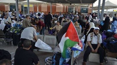 «ما بين أغاني شادية وعناق الاشتياق».. قصص فلسطينية على أرض مطار القاهرة
