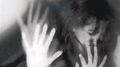 سيدة تسكب زيت مغلي على جسد ابنة زوحها