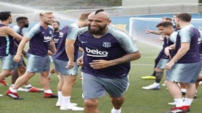 بالصور.. «فيدال» يشارك في تدريبات برشلونة المسائية