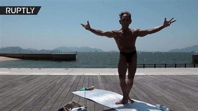 شاهد.. مسن ياباني يرضي زوجته بطريقته الخاصة