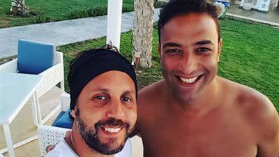 «شافط كرشه».. تعليقات ساخرة على ظهور ميدو بدون تيشيرت