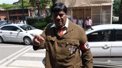 برلماني هندي يقتحم المجلس متنكرا بزي ”هتلر”