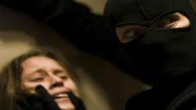 الأهالي يسلمون مشتبه به فى خطف طفلة للشرطة بالعياط