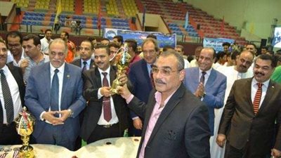 «مستقبل وطن» تسلم كأس البطولة لفريق بندر الفيوم