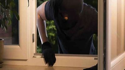 النيابة تأمر بحبس عاطلين إثر إتهامهم بسرقة شقة مدير بنك بالمعادي