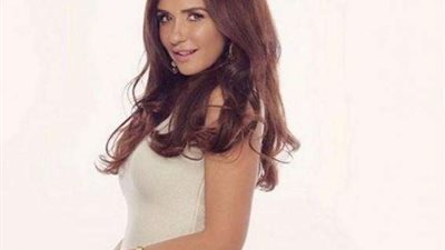 شاهد.. غادة عادل تبهر جمهورها بالأصفر على البحر