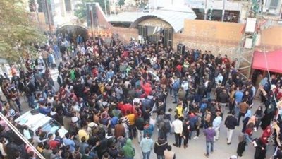 الاحتلال يفرق المعتصمين بالقوة أمام باب الأسباط