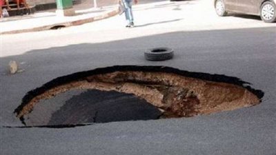 تعرف على.. عقوبة من يصنع ”حفرة” وسط الطريق