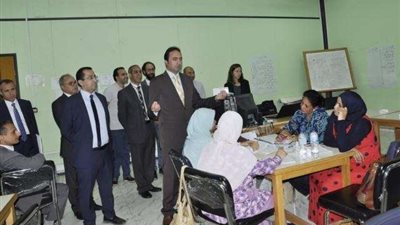 نائب وزير التعليم يتفقد ورش تدريب مدربي الصف الأول بالأكاديمية المهنية