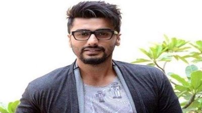 أرجون كابور ينشر صورة من طفولته مع والدته على «إنستجرام»