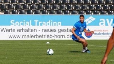 رمضان صبحي على مقاعد البدلاء في مباراة مانشستر سيتي وهدرسفيلد تاون