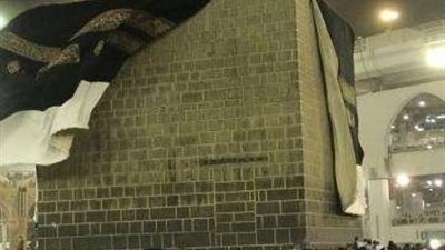 شاهد.. رياح قوية تنتزع سترة الكعبة