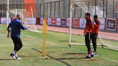 الأهلي يستعين بحارسي الناشئين في التدريبات