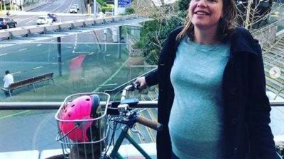 وزيرة بـ«نيوزيلندا» تذهب إلى المستشفى بدراجة للولادة