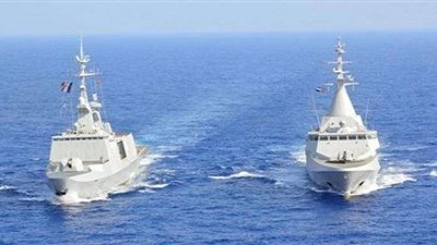 قائد القوات البحرية يلتقي نظيره الإيطالي لتعزيز العلاقات العسكرية بين البلدين