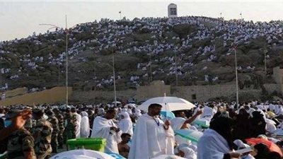 الحجاج يتجهون للمبيت في مزدلفة بعد الوقوف بعرفات