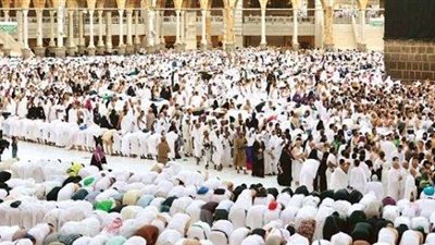 الحجاج يؤدون صلاة العيد في بيت الله الحرام