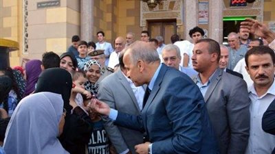 محافظ القليوبية يلتقط الصور ويوزع هدايا على الأطفال ببنها (صور)
