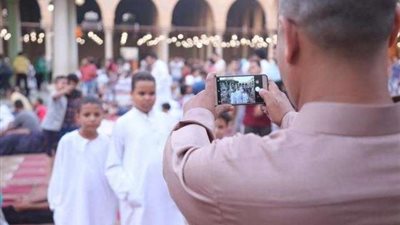 الصور التذكارية والبالونات.. الأبرز في صلاة العيد بـ«عمرو بن العاص»