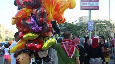 «التجمع» تتزين بـ«البالونات» في صلاة العيد