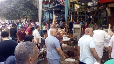 تزاحم المواطنون أمام محلات الجزارة بالجيزة